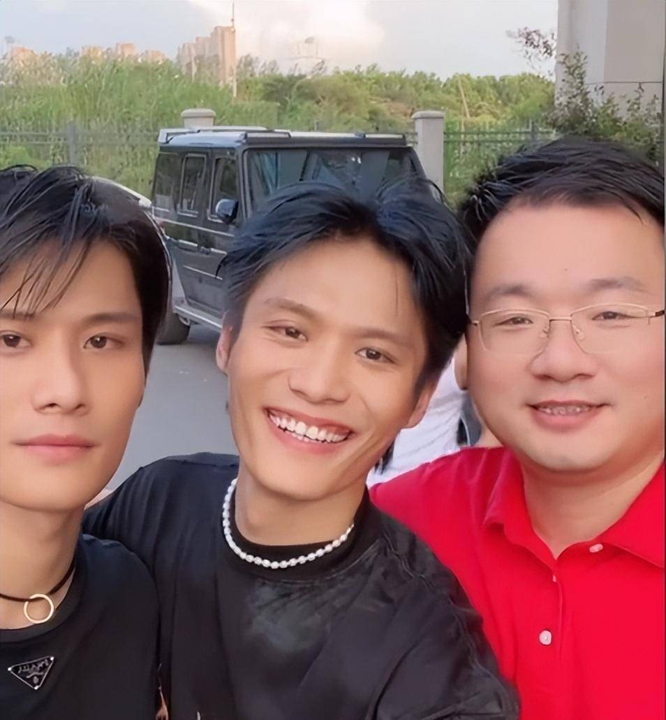 小杨哥晒三只羊新办公室:大杨哥的像渔具店,卢文庆的像花鸟市场_装饰