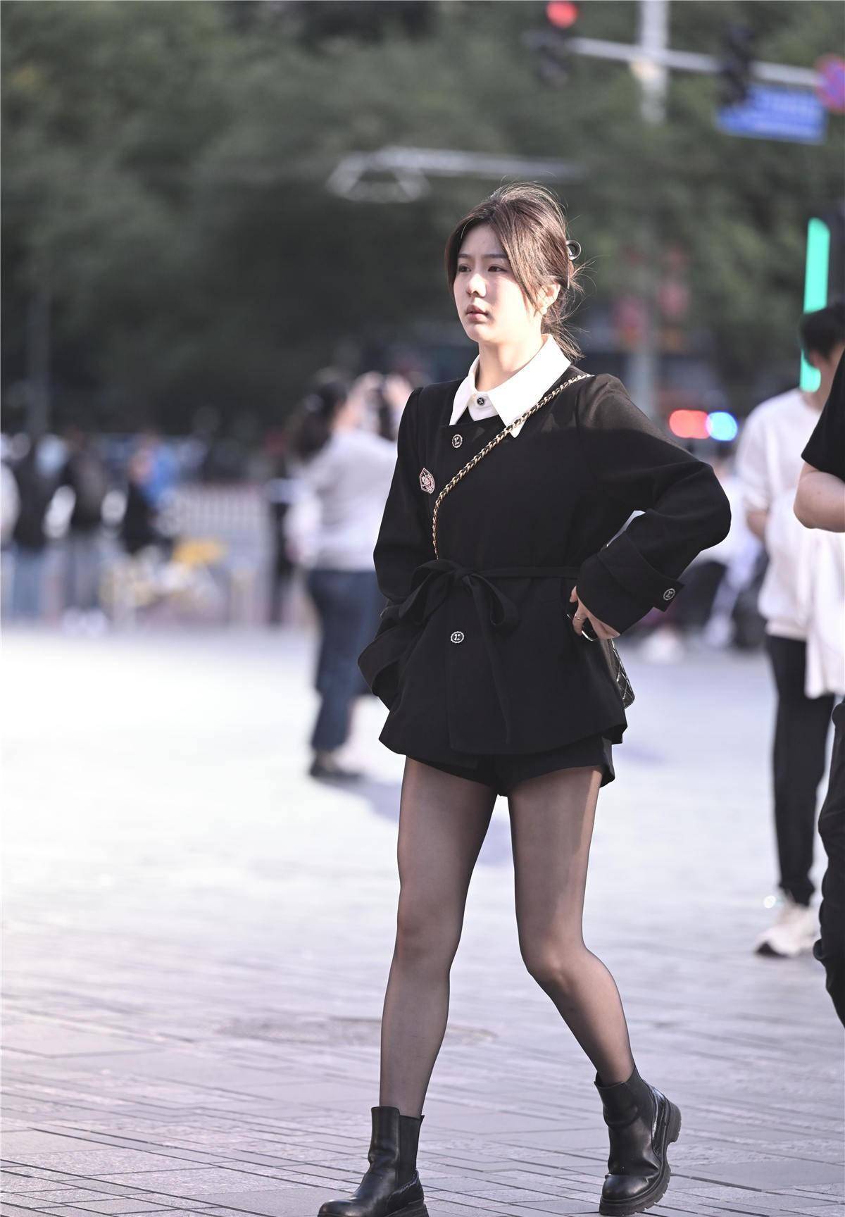 秋冬季节的黑色丝袜搭配,可以搭配平底鞋,也可以搭配高跟鞋_效果_款式