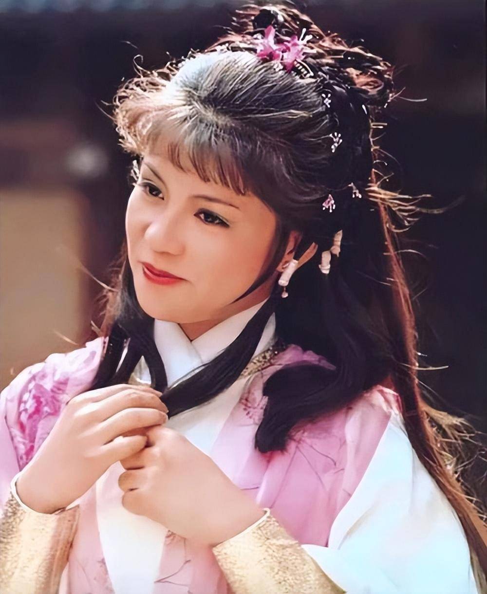 翁美玲用自己独特的魅力赋予了黄蓉更深层次的意义,使这个人物更加