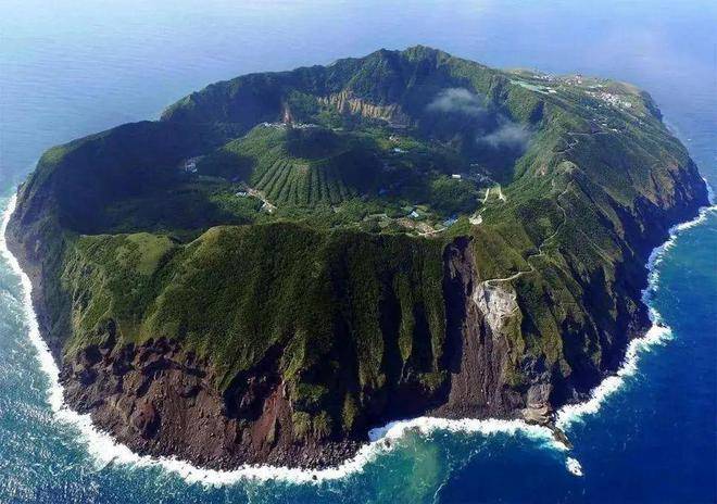 日本青之島的自然景觀.高聳入雲下的城市,相摩天大樓顯得遜色不少.