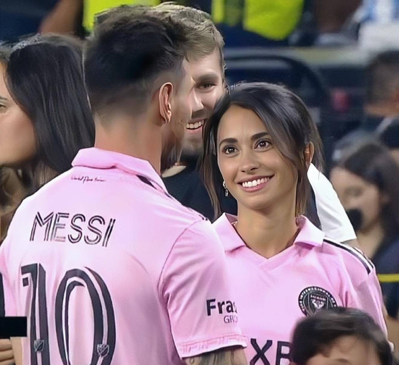 梅西 安东内拉在健身房锻炼,和健身教练合影遭曝光,球迷:自律!