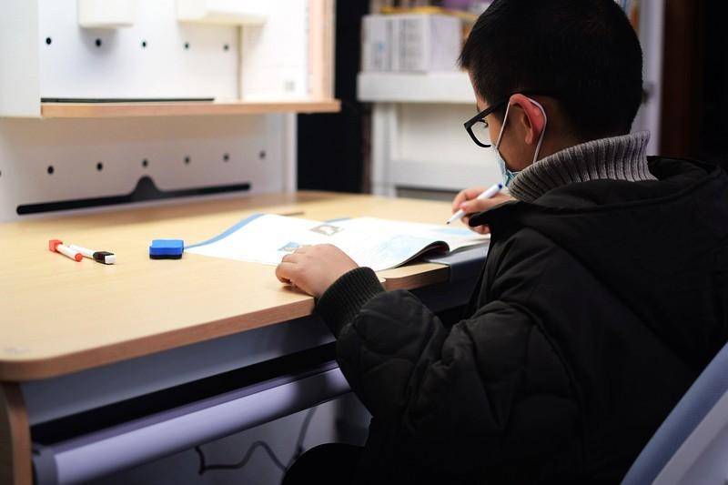 全光谱天幕灯 追背椅好坐姿 酷可立护眼学习桌椅