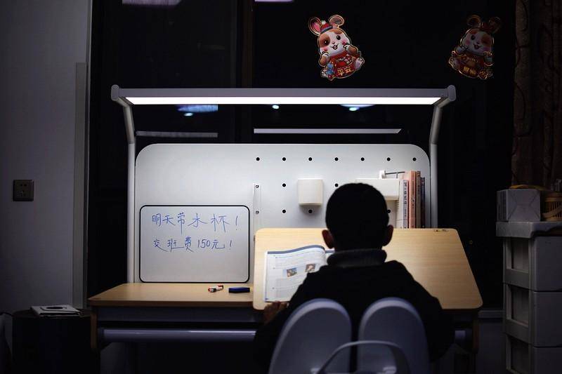 全光谱天幕灯 追背椅好坐姿 酷可立护眼学习桌椅