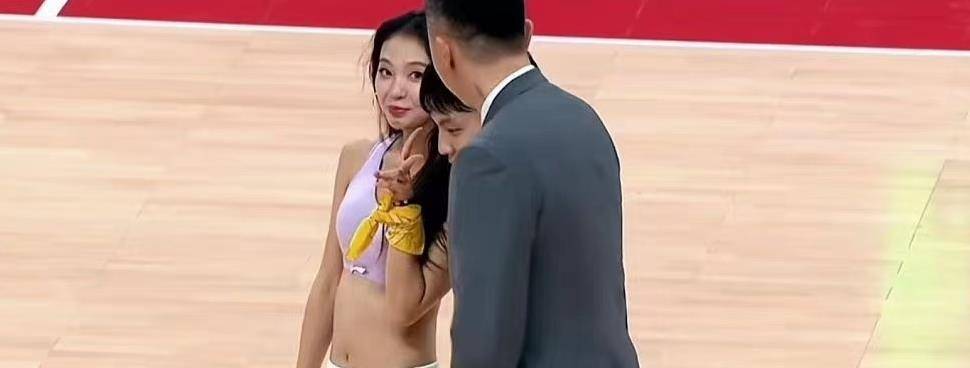 原创
            女啦啦队明星追逐徐杰，杜锋为何拖徐杰回更衣室？徐杰的反应太搞笑了