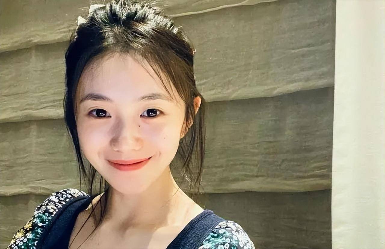 刘浩存被张艺谋赞有灵气,杨紫剧被称剧王,娱乐圈"尬夸"太严重_冯小刚