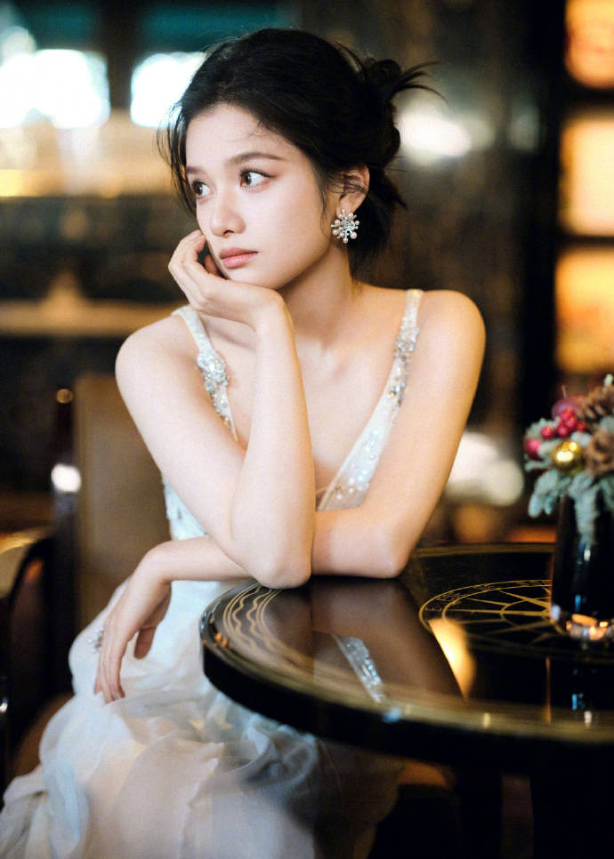 张婧仪身穿jenny packham礼服亮相