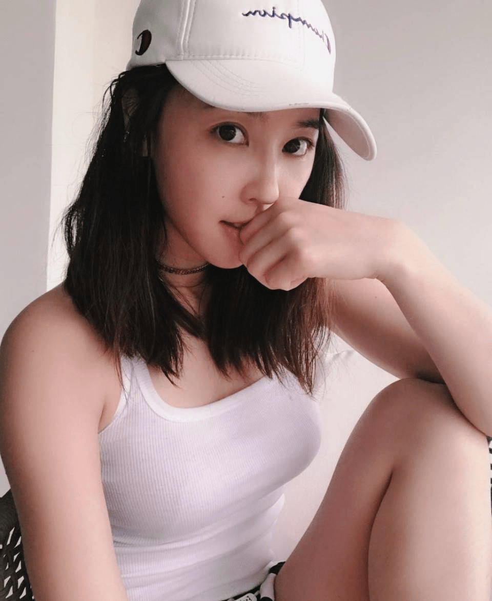 吴佳妮写真大赏:豪放性格与傲人身材,如何书写演艺界新篇章?