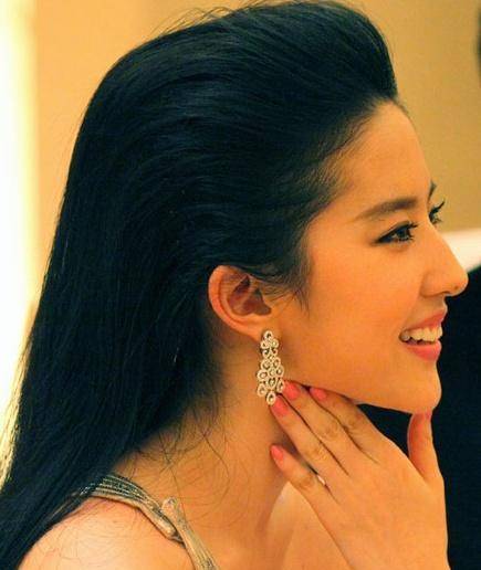 "高鼻梁"的5位女星,董洁的鼻子线条太完美,她的看起来超精致_杨颖