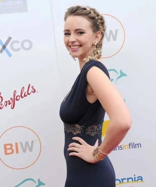 "金发控"马斯克:29岁女友肤白貌美像芭比,前妻曾被要求染金发_娜塔莎