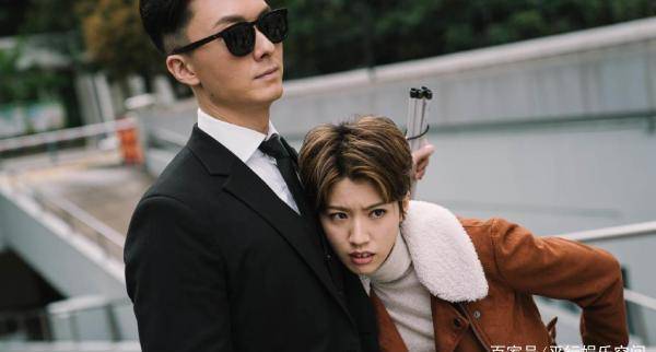 王浩信饰演了男主角盲探文申侠,而蔡思贝饰演女主角"颠姐",两人之间有