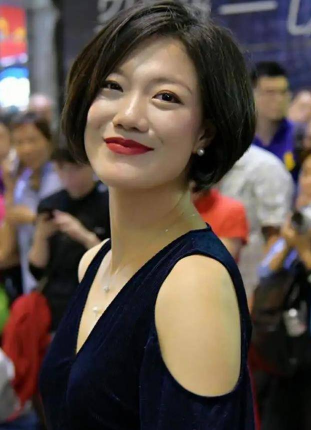 星光大道总冠军,曾和女歌手同台舞台,龙婷却为何选择到街头卖唱_香港