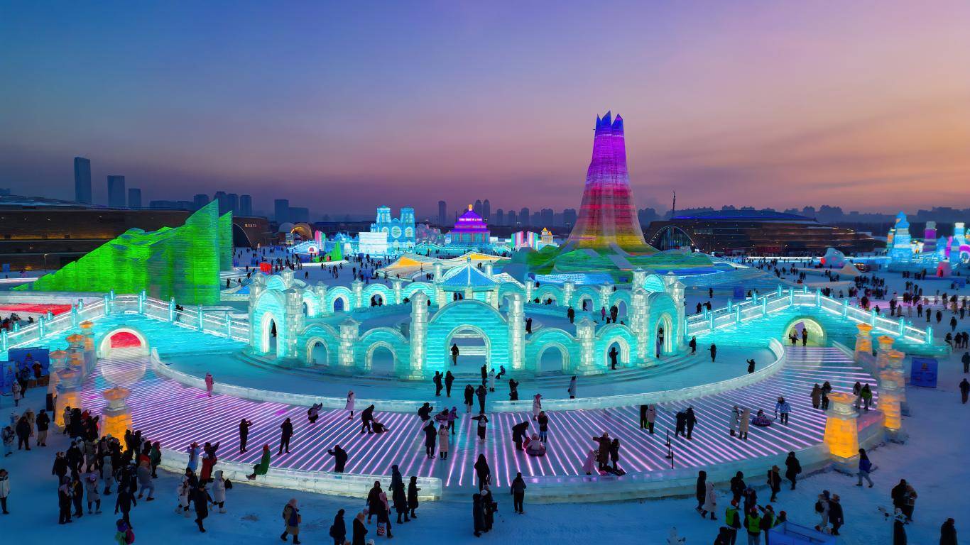 哈尔滨冰雪大世界用"冰雪历程"景观群 讲述冰灯艺术60年的光辉成就
