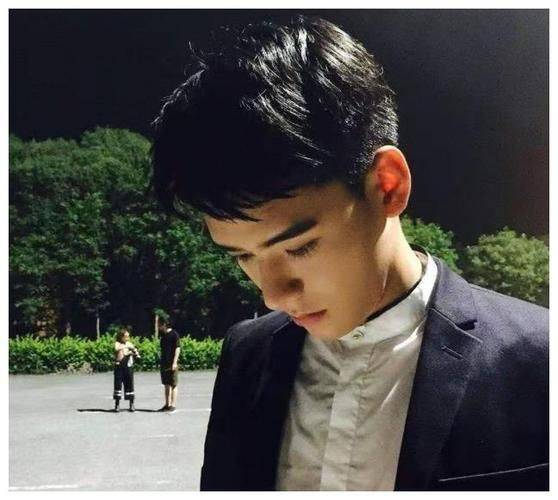 龚俊大学时期旧照流出,看清9年前的素颜状态,是否整容一目了然_明星