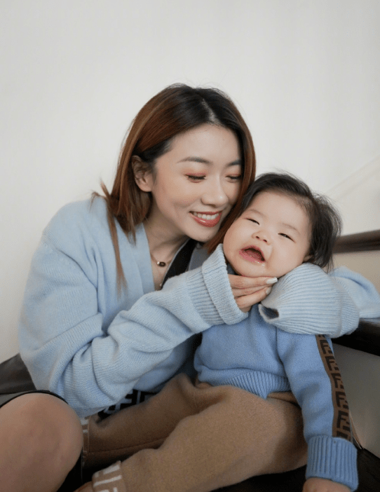 王子西装革履儒雅帅气,婚后生活幸福如偶像剧_老婆_女儿_李恒