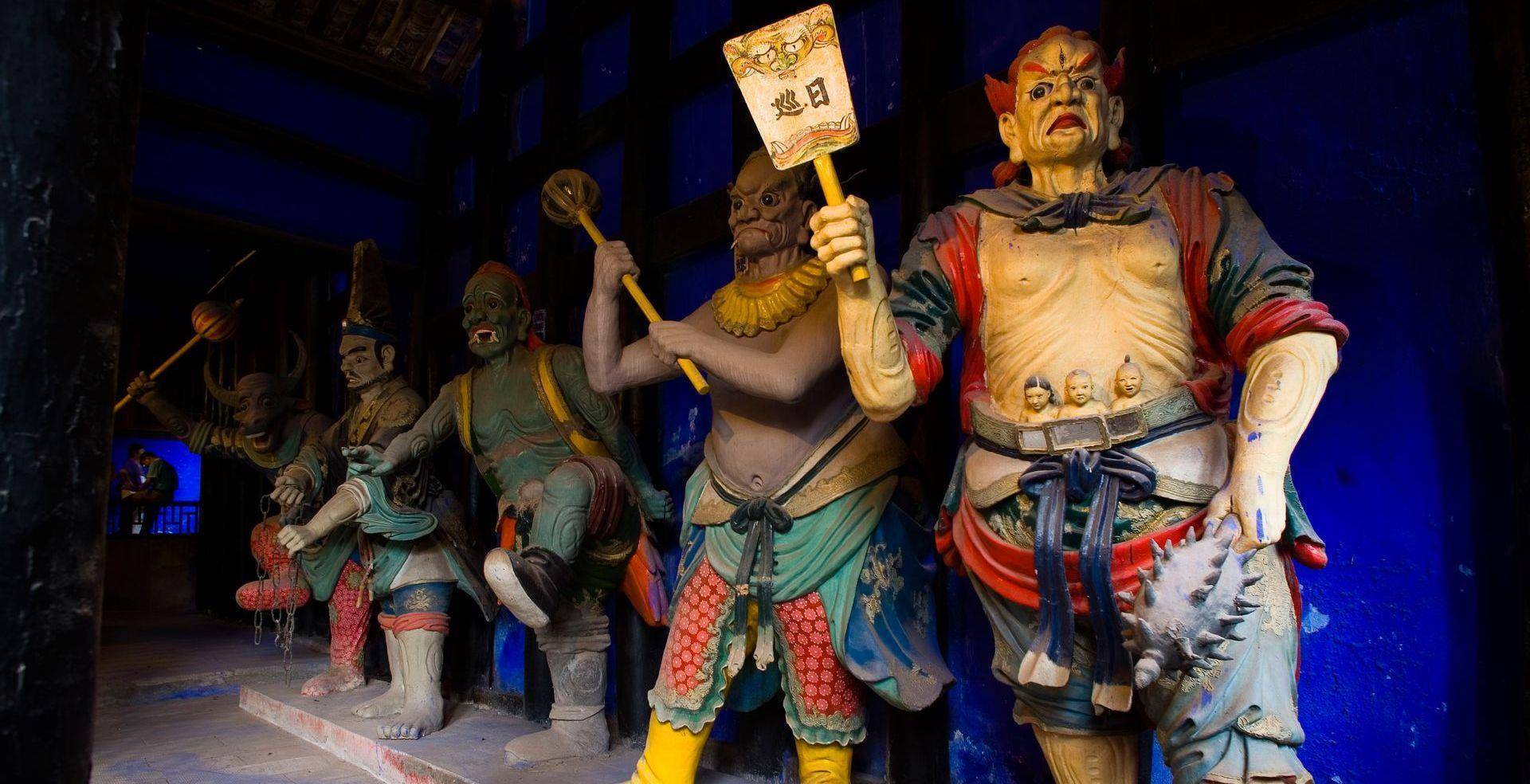 丰都鬼城在古时也被叫做酆都鬼城,这里拥有着阴曹地府很多类似的建筑