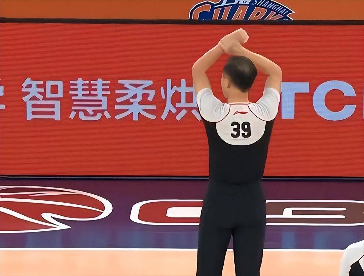 球迷怒斥:后踢裆判违体,前踢裆无事,严重双标_裁判_比赛_广东队