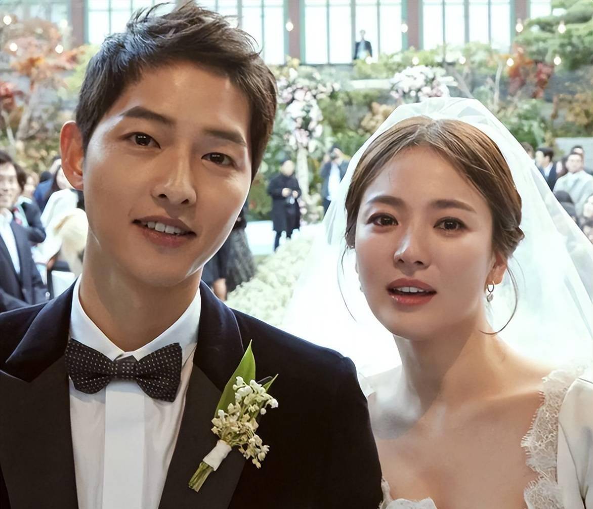 宋仲基一家三口散步,单手推婴儿车,妻子紧贴十分恩爱_宋慧乔_问题