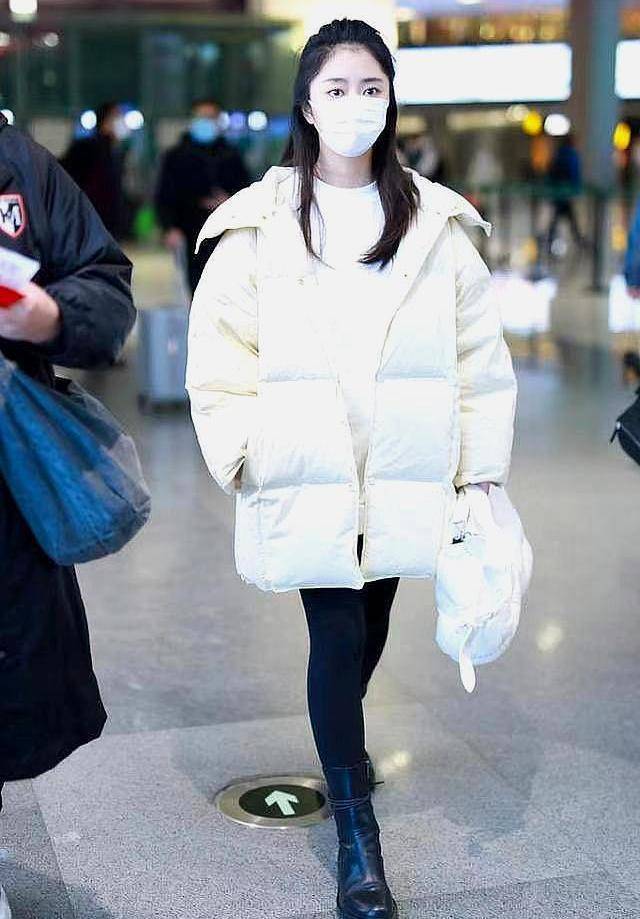 冬日里的小太阳,谭松韵冬季百变穿搭,女神范十足_白色_羽绒服_姐姐