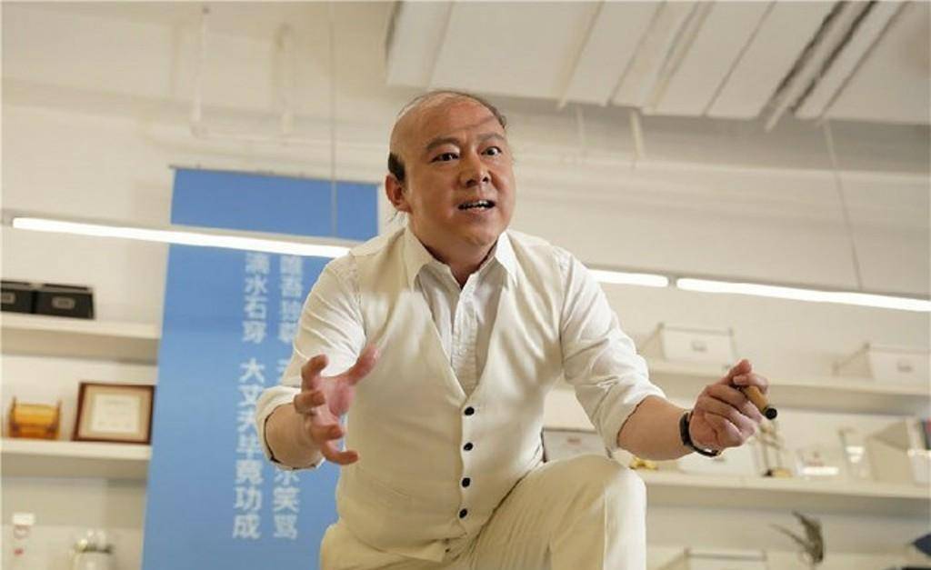 《安家》梁超的黄老板对李菁的鲁大师中毒太深,话剧相声黑色幽默_信仰