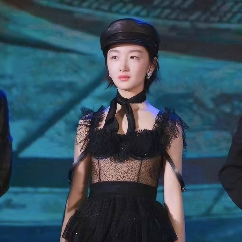 有一种尴尬叫周冬雨玩"时尚",露了个寂寞,越看越滑稽_身材_礼服_造型