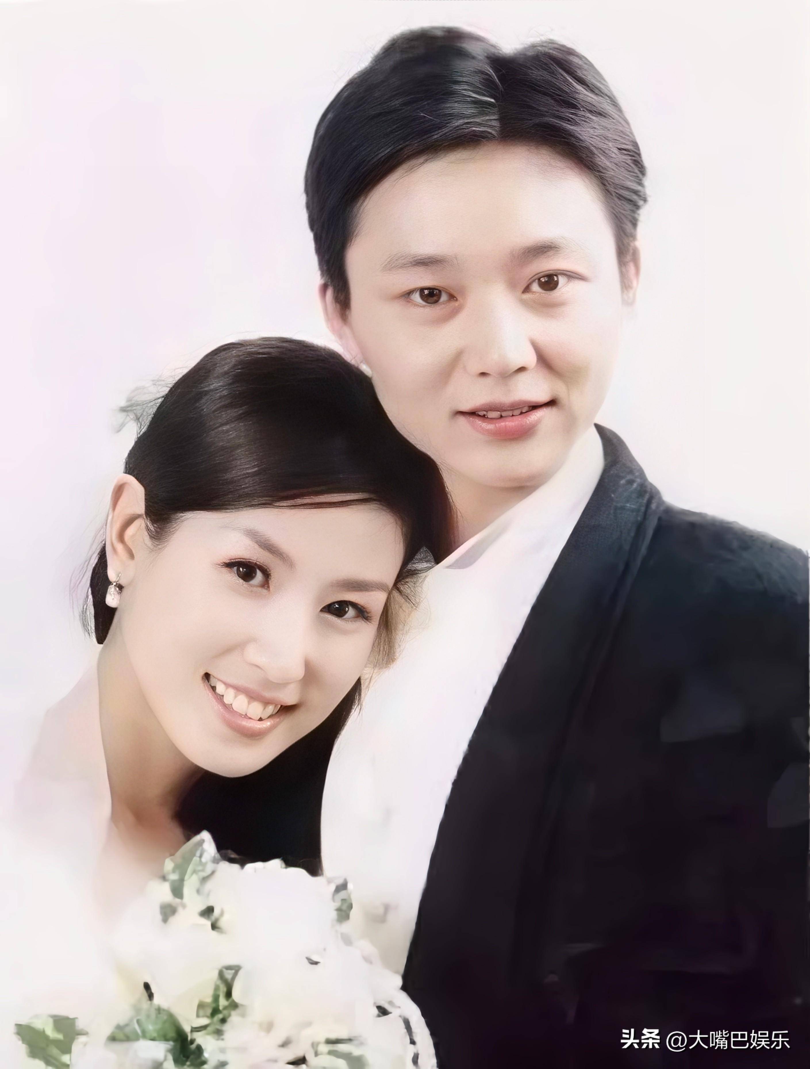 在感情上,刘奕君有过两段婚姻,第一任妻子不是演艺圈的人,但却是个