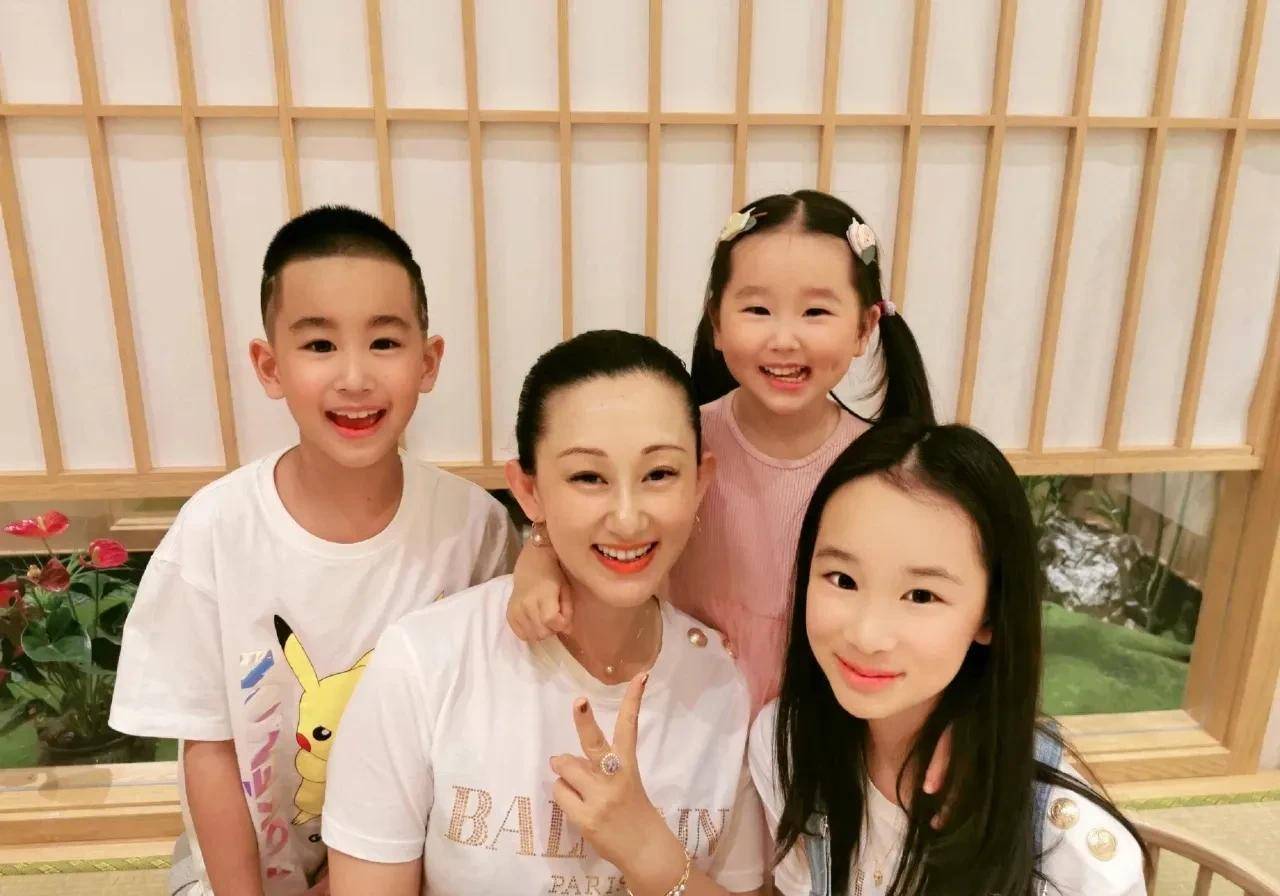 赵文卓老婆出手真阔绰!给保姆送黄钻项链,连送2条_张丹露_古巴_金币