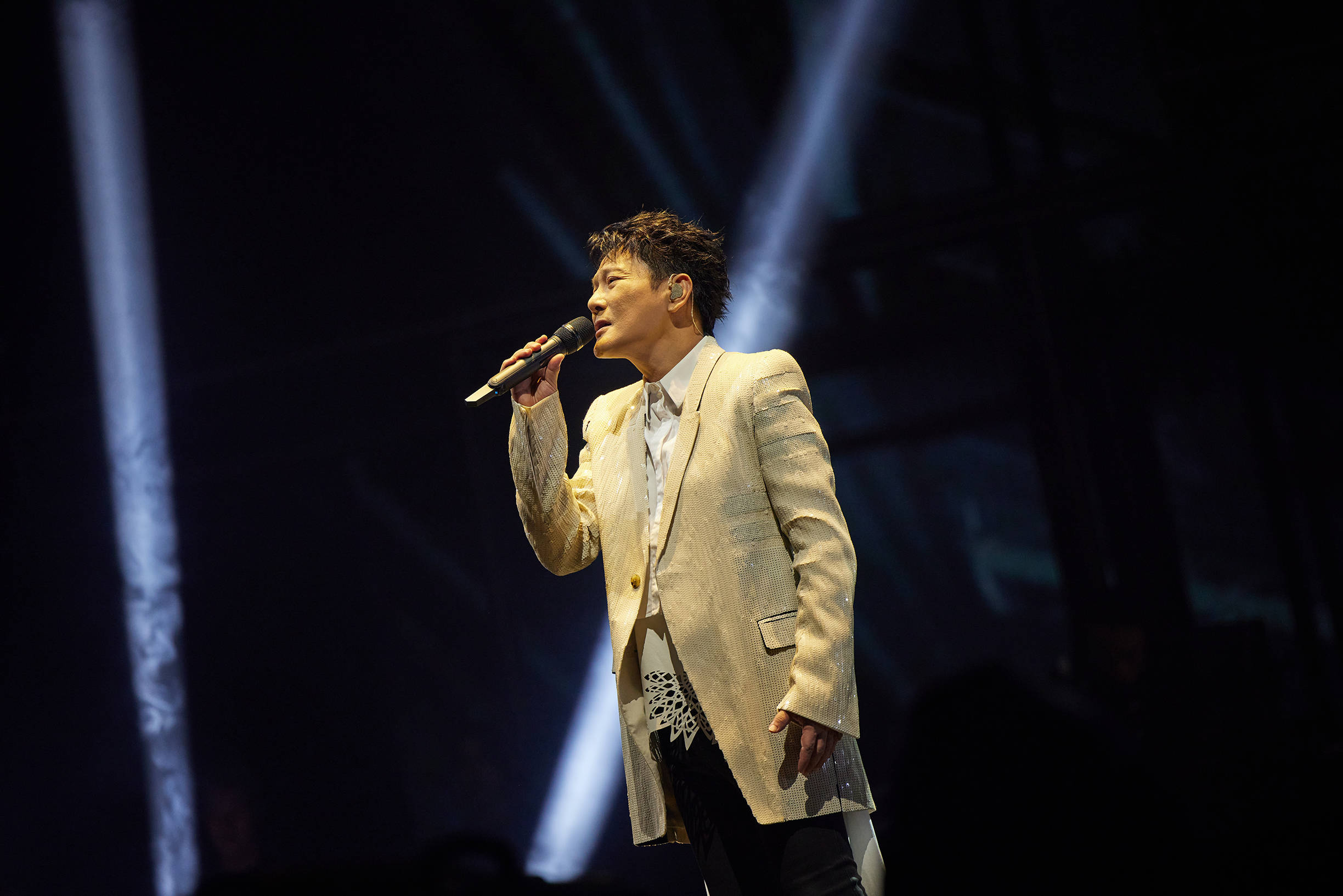 张信哲新加坡开唱,即兴演绎限定版《别让情两难》赠歌迷_阿哲_音乐