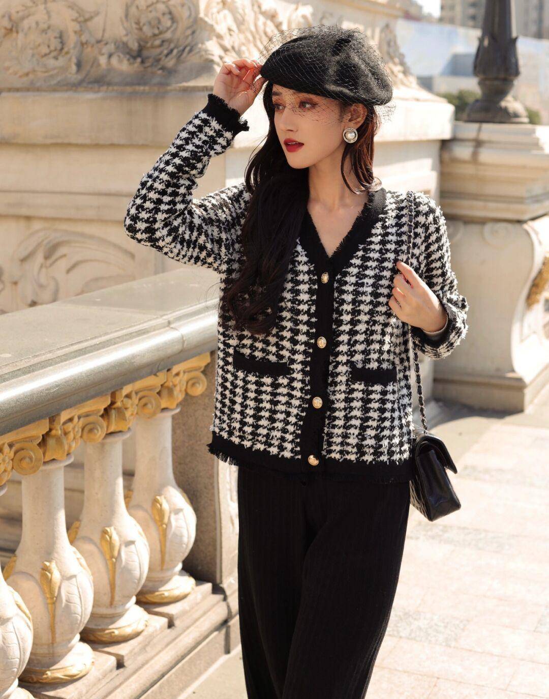 全黑小香风格的夹克款式也值得借鉴.