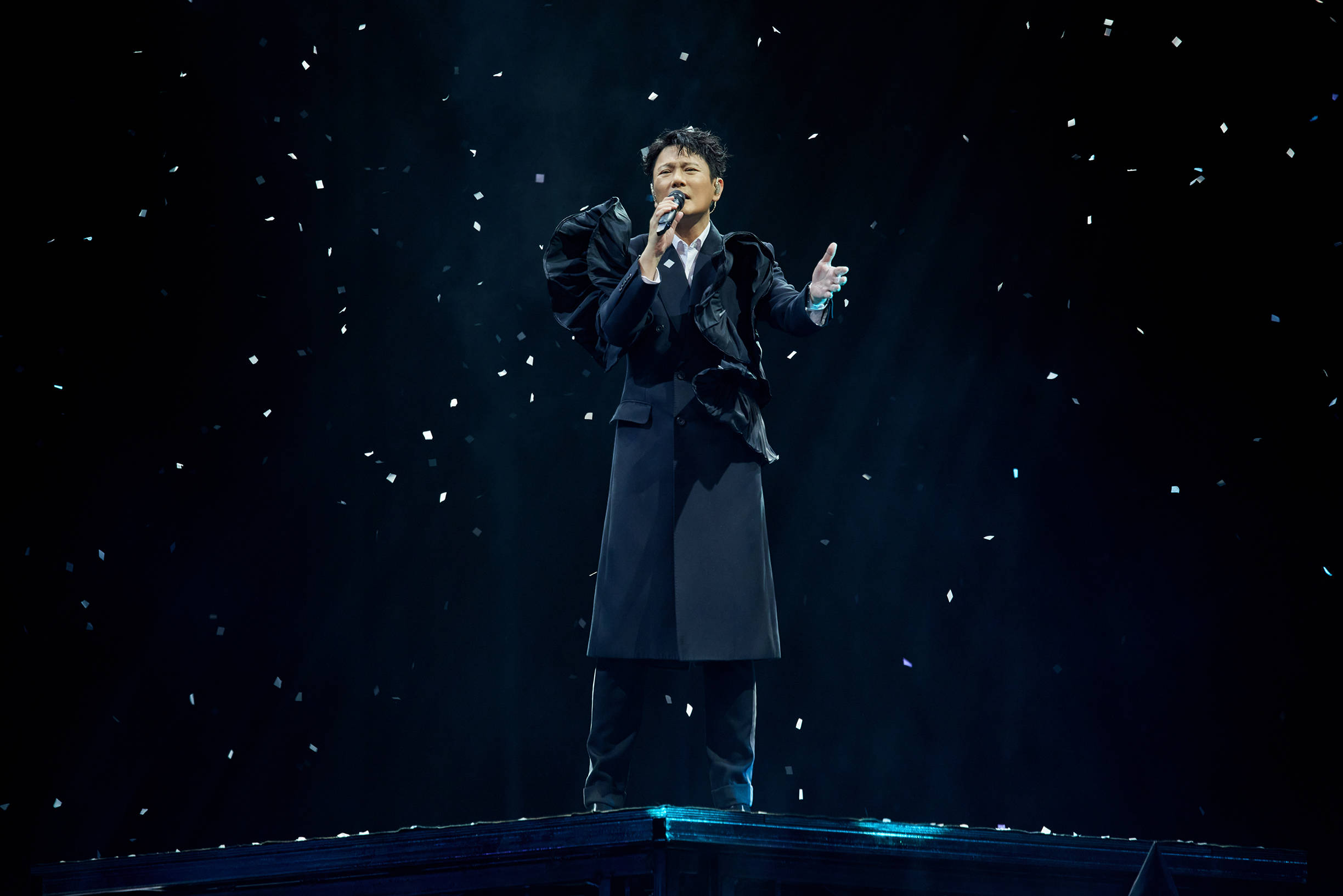 张信哲新加坡开唱,即兴演绎限定版《别让情两难》赠歌迷_阿哲_音乐