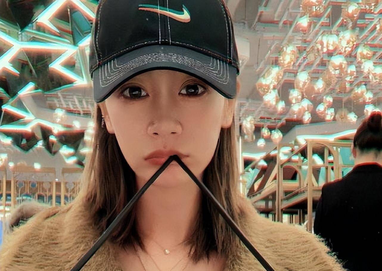 曹云金官宣恋情后,前妻唐菀晒照"比耶",手上婚戒成亮点_生活_唐菖蒲