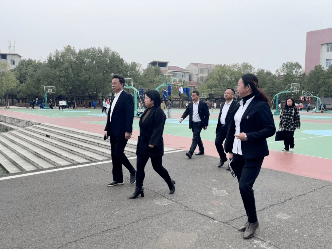 副县长向翼莅临麻阳苗族自治县第一中学调研指导工作