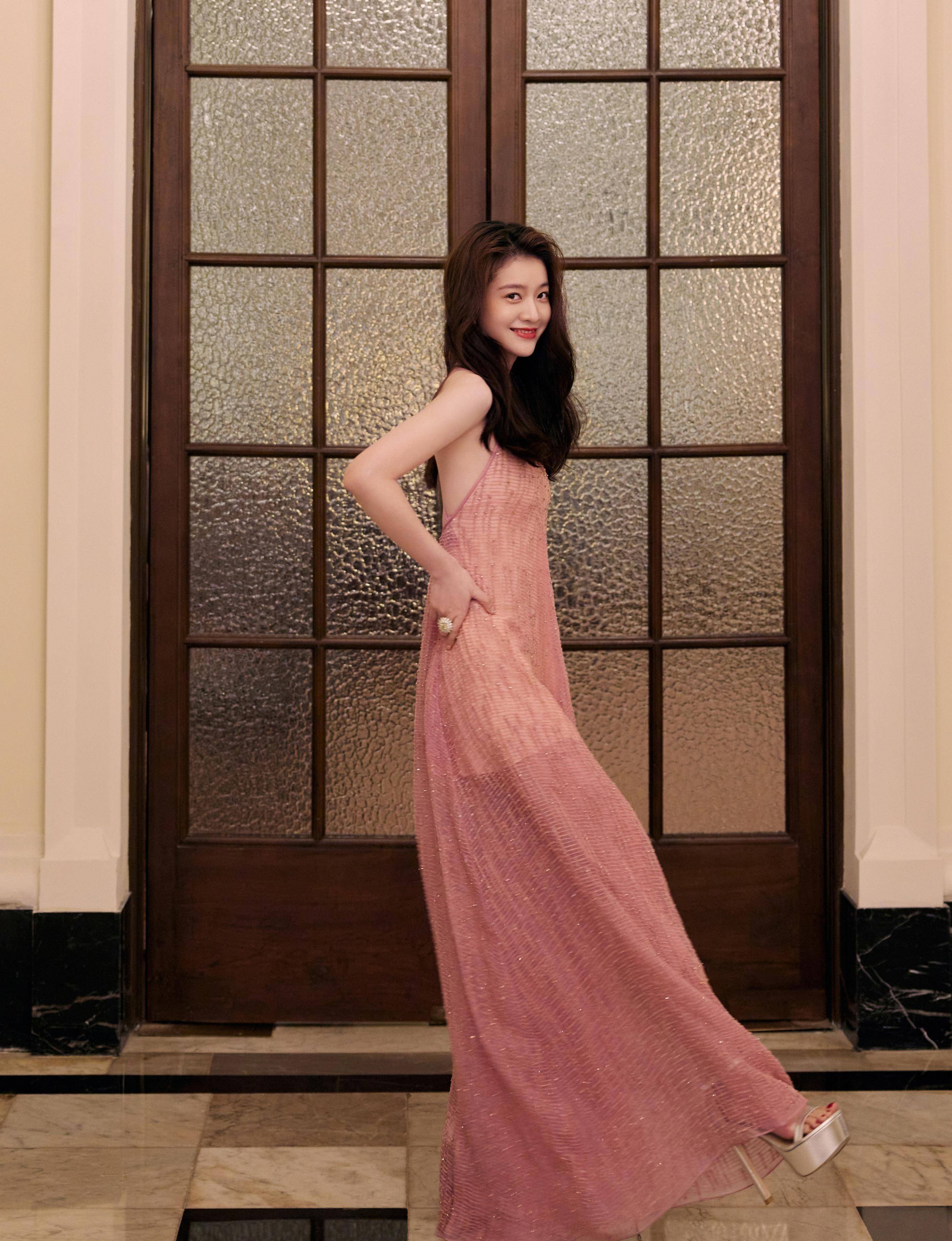 张雪迎粉色连衣裙见_娱乐_才华_一举一动