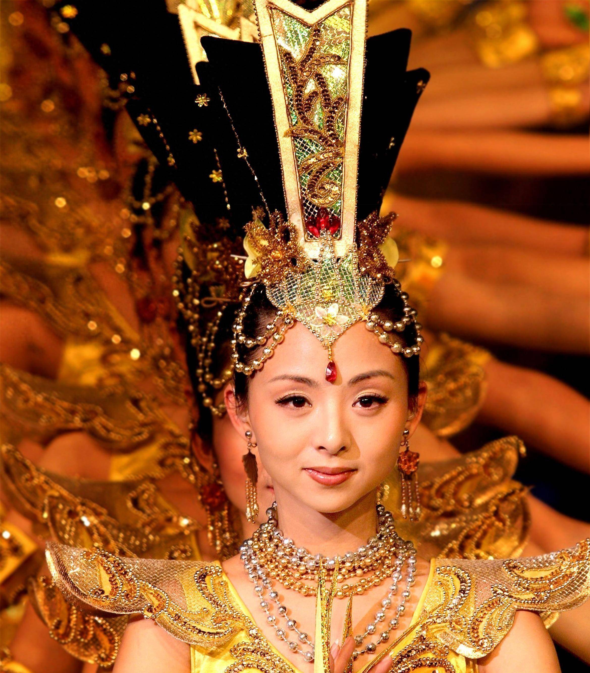 "消失"已久的邰丽华,在结婚生子后,已经走上了另一条大道