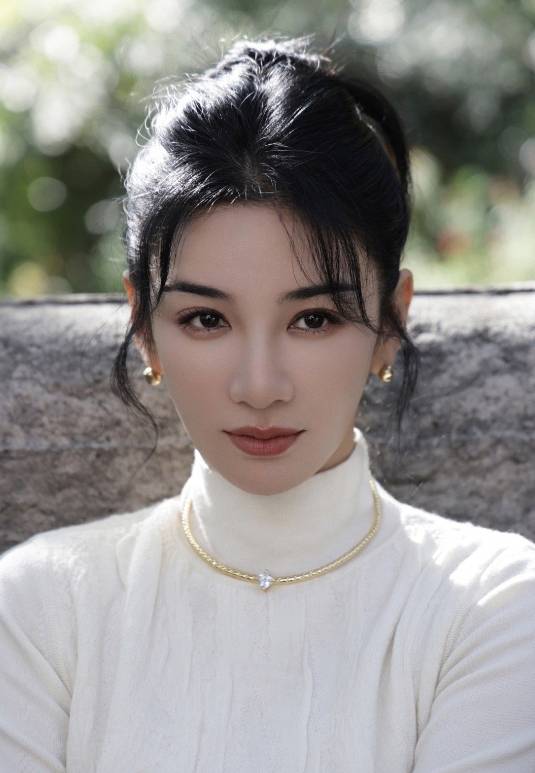 之前黄奕晒出的7套礼服,应该是工作室提前为其借到的,临时发现穿不上