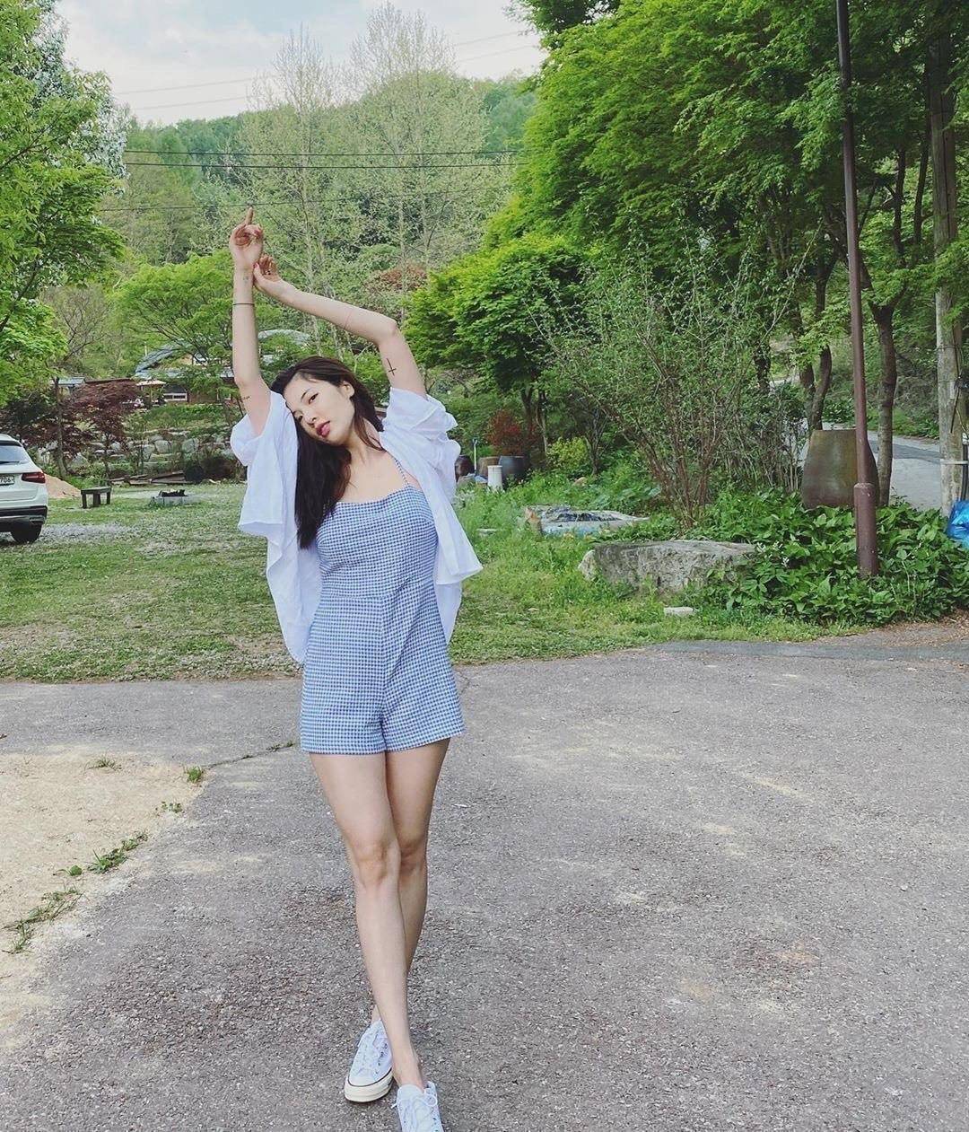 用花洒当道具将遛狗照拍出大片感,却被男友腹肌抢走风头_照片_风格