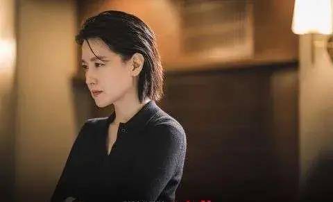 大指挥家的李英爱,留着短发,穿得西装革履,为何这么飒?