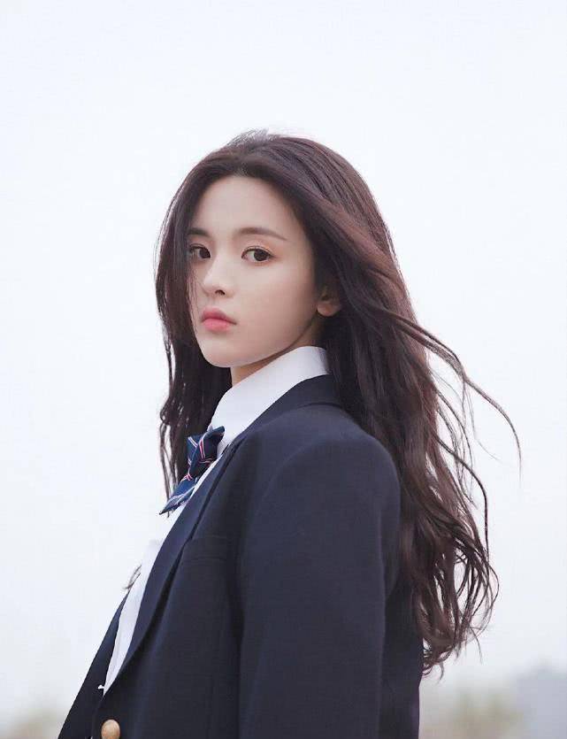 杨超越将长长的头发卷成了大弧度的波浪卷,发丝随着微风摆动起来,增加