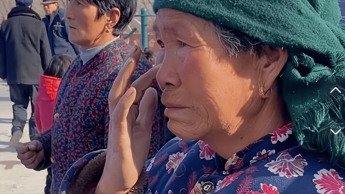 女子来到积石山地震灾区给村民发现金,村民交口称赞:红衣美女!
