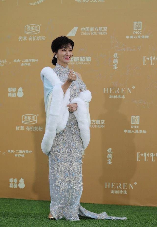 70岁赵雅芝放弃"装嫩",身着旗袍,脚踩恨天高,优雅自信引人羡_气质