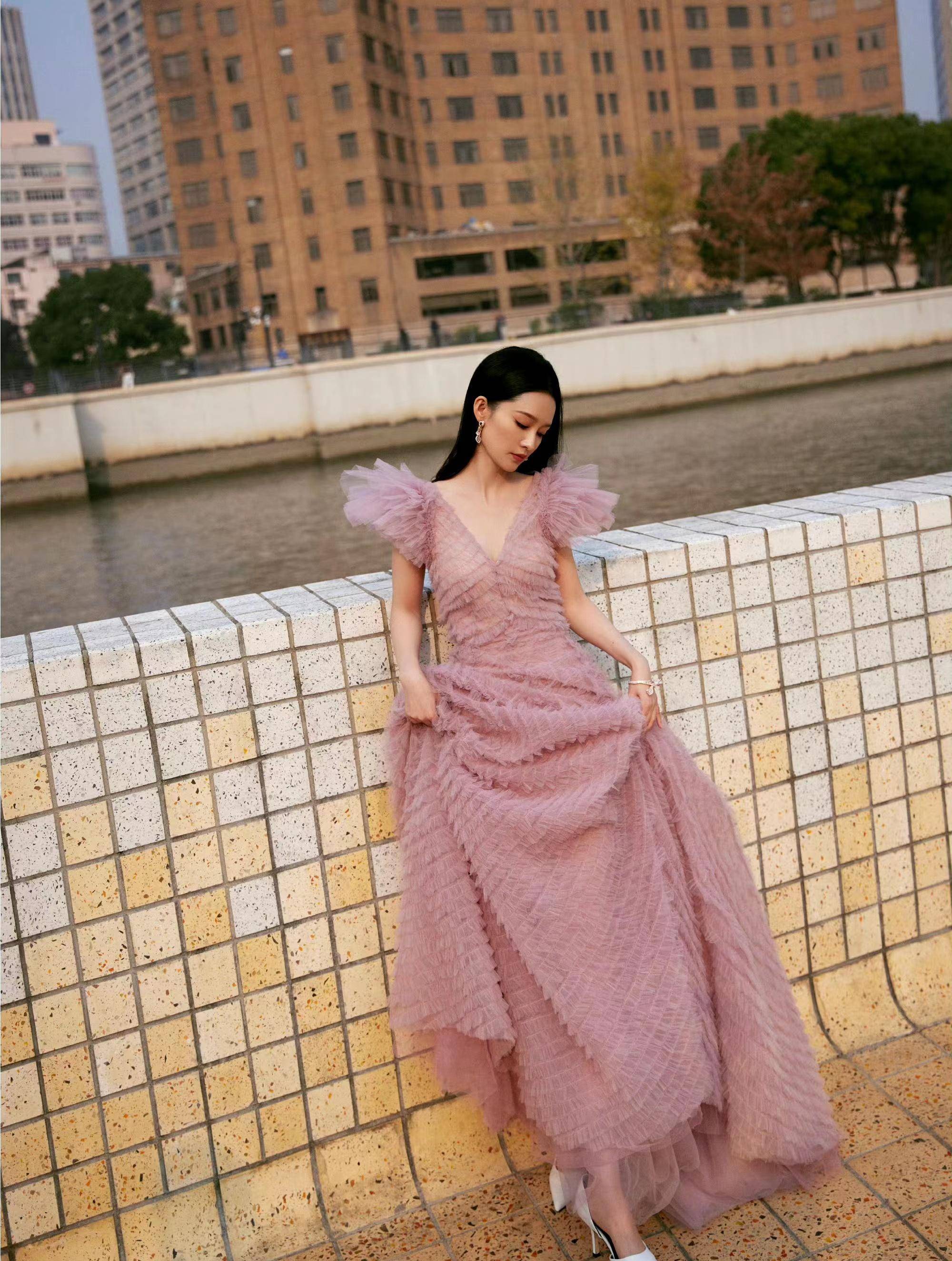 作为中国知名女演员,李沁一直凭借着精湛的演技和出众的颜值赢得了