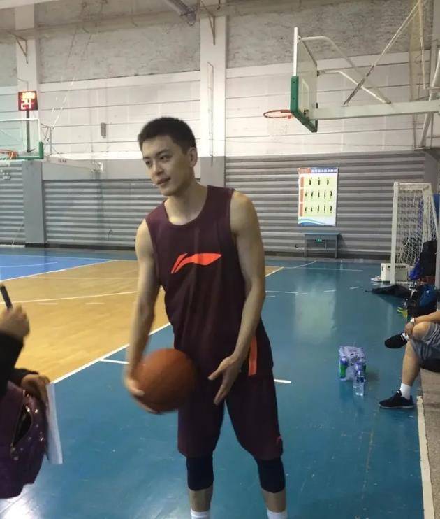 男篮教练杨鸣,陷入婚变风波,网友评论:女主的确好看_杨明_篮球界_影响