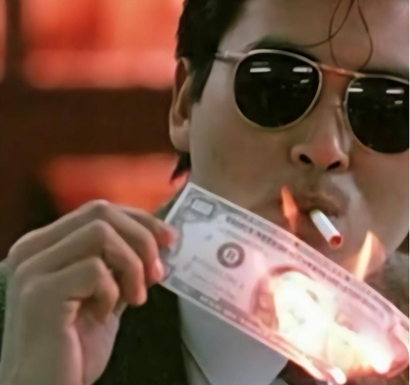 电影《英雄本色》里小马哥手持钞票点烟的镜头就是源于马廷强父亲的