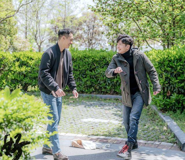 演员也都是有演技的好演员,《都挺好》耗时116天就杀青了,演员私底下