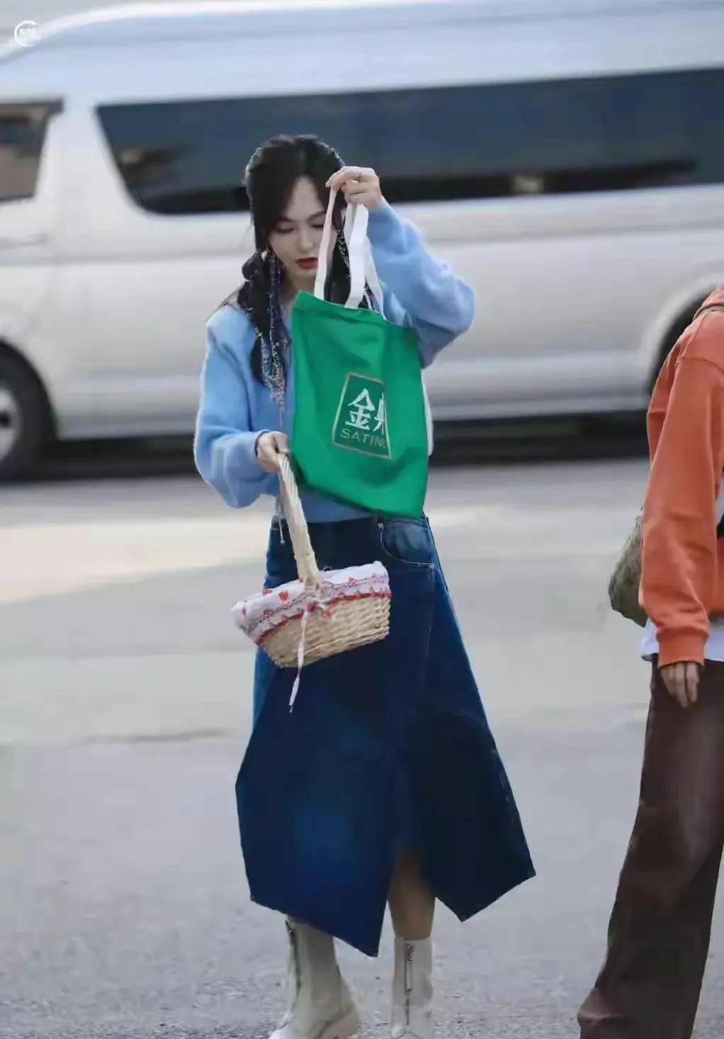 唐嫣真是越活越年轻,他的"学生服"造型太美了_生活_售价_蓝色