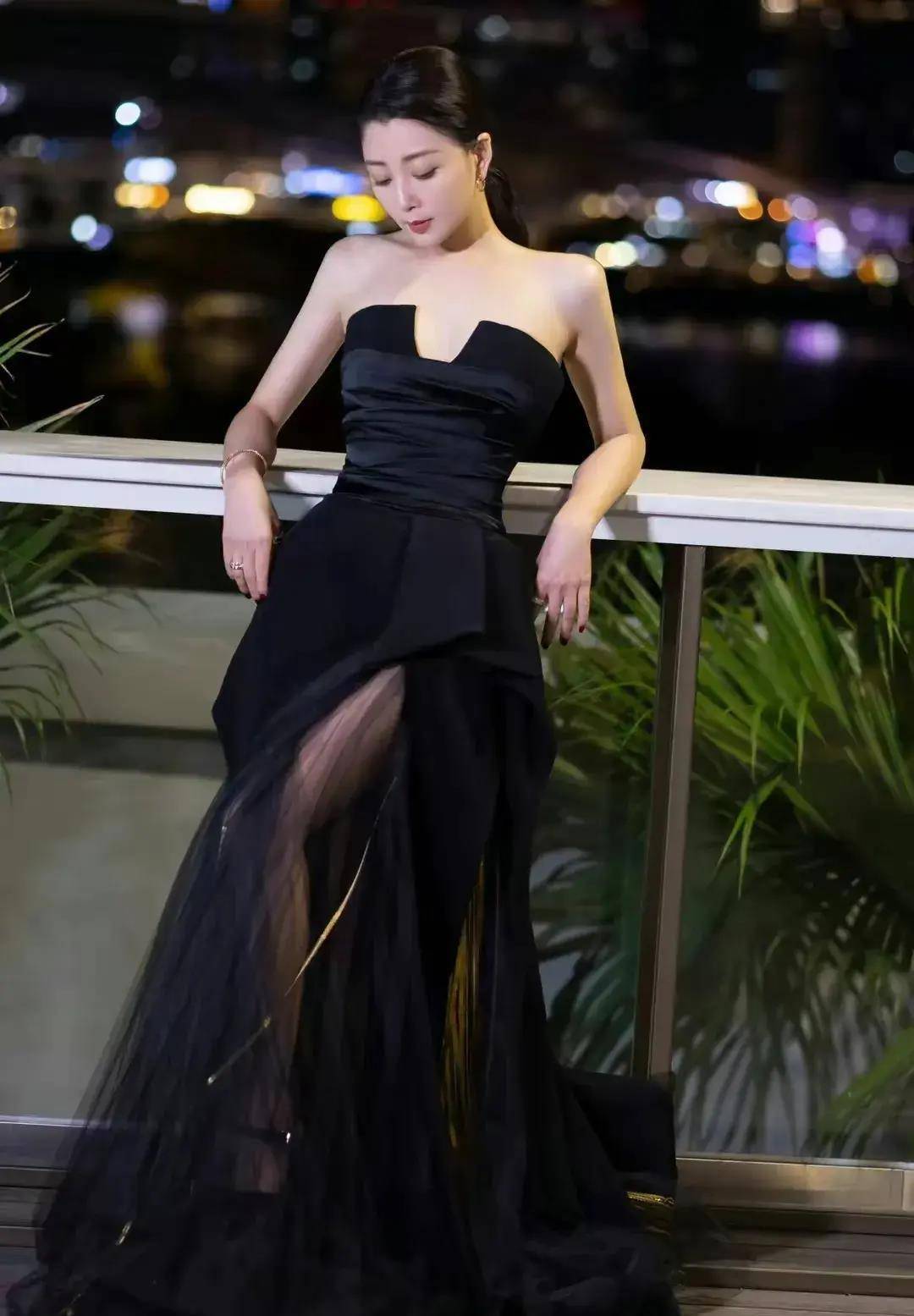 殷桃亮相金鸡奖红毯,深v字露背黑裙,性感宽松迷人_表演_造型_魅力