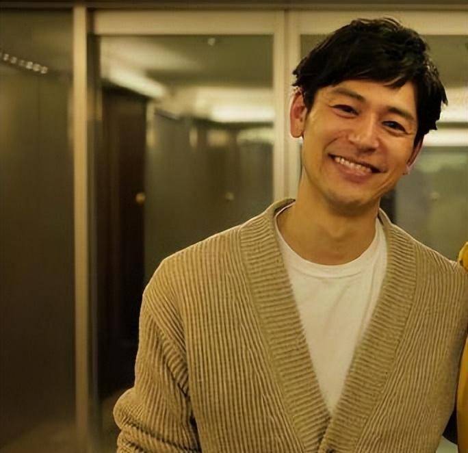 梁朝伟与妻夫木聪合照太亲切,鬓角花白皱纹好抢镜_照片_梁超伟_偶像