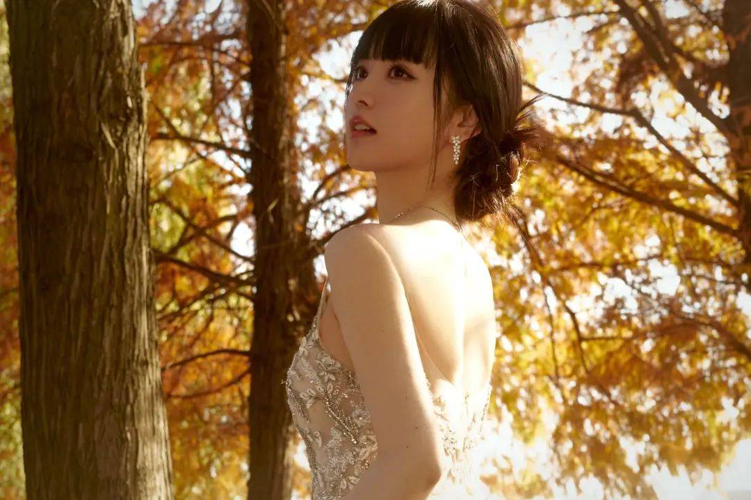 田曦薇甜妹变性感御姐？网友惊呼：礼服太火辣！ -6park.com