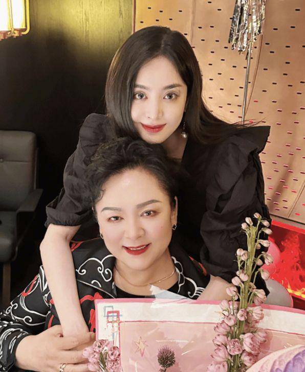 娜扎晒全家福为母亲庆生,妈妈年轻贵气,空姐姐姐罕见出镜颜值高_女性