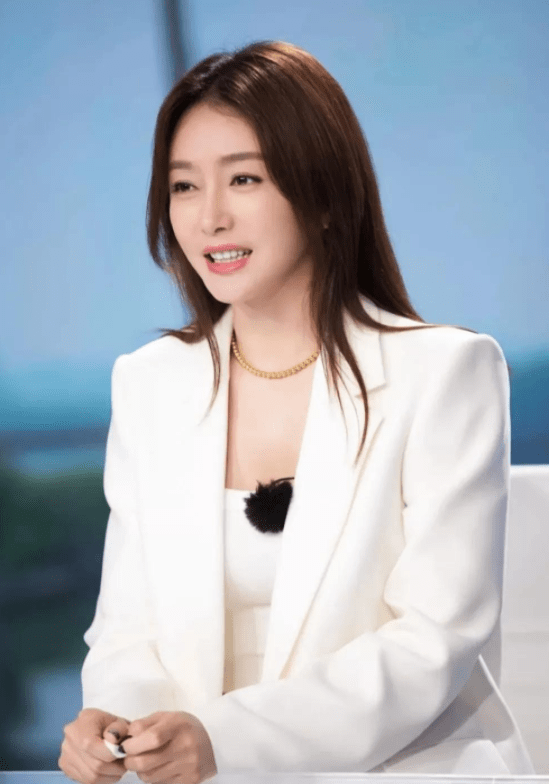 演员秦岚:知性优雅时尚万种,痴爱两任男友遭分手,42岁依旧单身_黄晓明