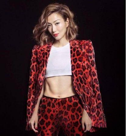 郑秀文身材绝了,穿不对称露肩裙装秀出肱二头肌,令人折服_线条_黑色